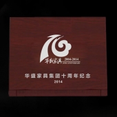 2014年3月：中山市華盛家具集團十周年制作純銀紀(jì)念幣鑲水晶