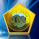 2011年4月：制作新疆自冶區(qū)政府彩色紀(jì)念幣定制黃金紀(jì)念章