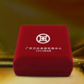 2014年7月定制：廣東萬達(dá)金銀投資公司純銀徽章定制紀(jì)念徽章