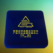 2015年7月訂制　重慶一帶一路金融合作論壇純金紀(jì)念徽章訂制